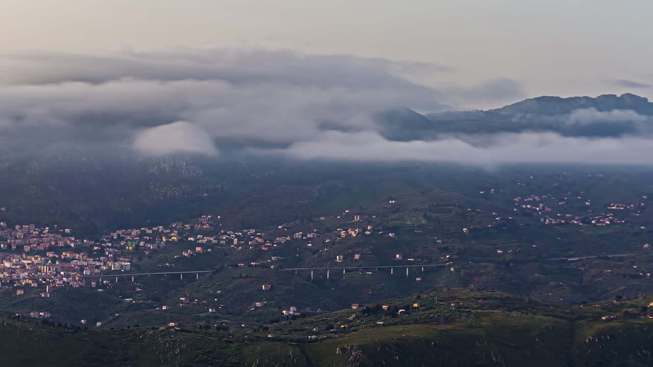 nubes flotando sobre palermo, sicilia italia en un día brumoso - lapso de tiempo