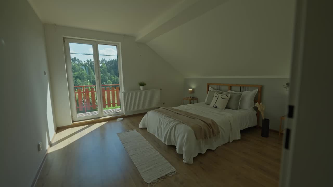 카 ⁇ 과 발코니를 가진 가족 집의 두 번째 층에 있는 회색 침실에 입구 도리  ⁇