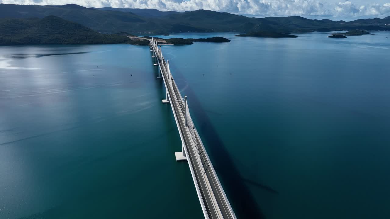 크로아티아 두브로브니크-네레트바 카운티에 있는 펠레자크 다리의 웅장한 건축물에 기울어져 있습니다.