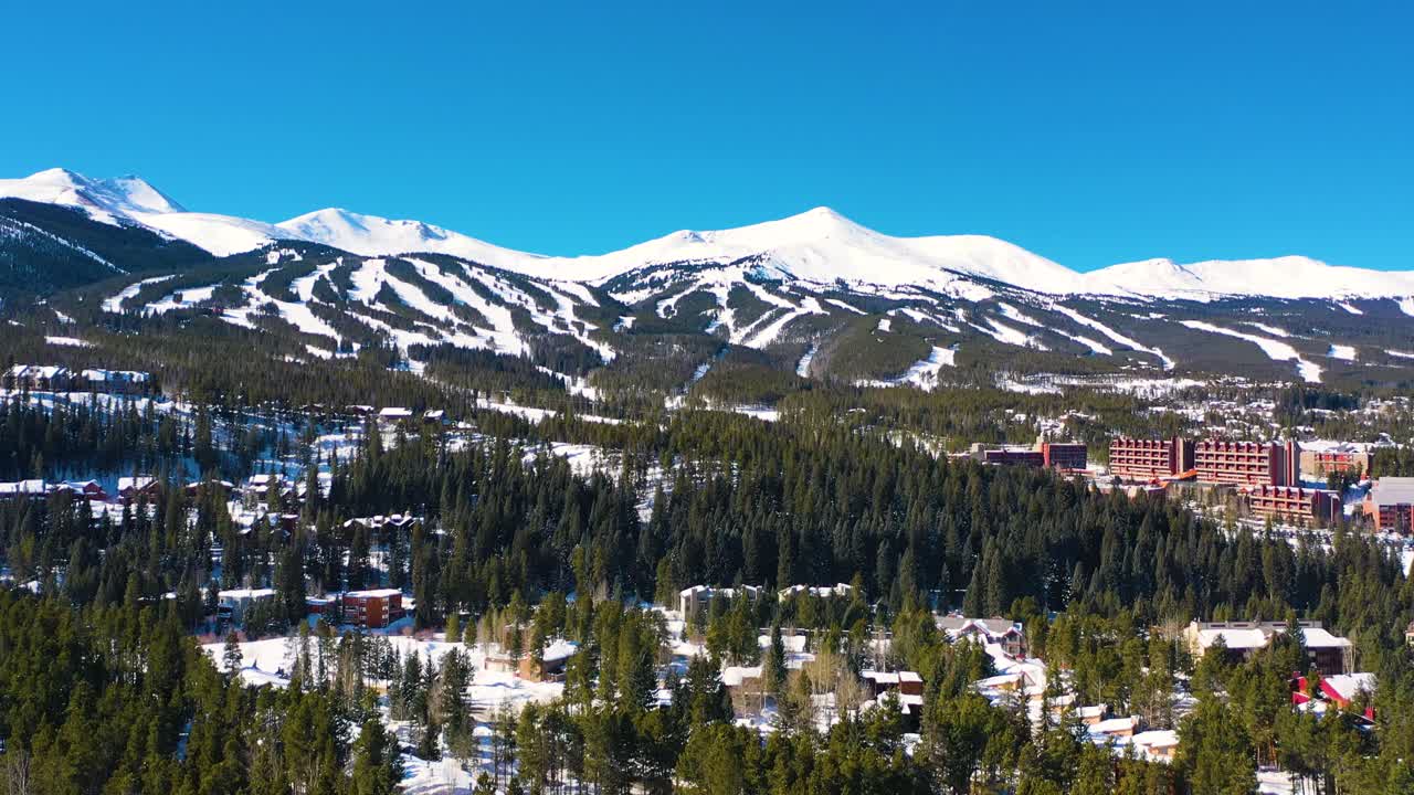 video aéreo de drones de pistas de esquí en breckenridge, ladera rocosa de colorado