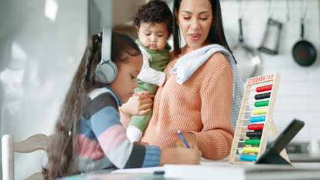 Ayuda-Escolar-En-Casa,-Mamá-Y-Niño-Con-Tableta