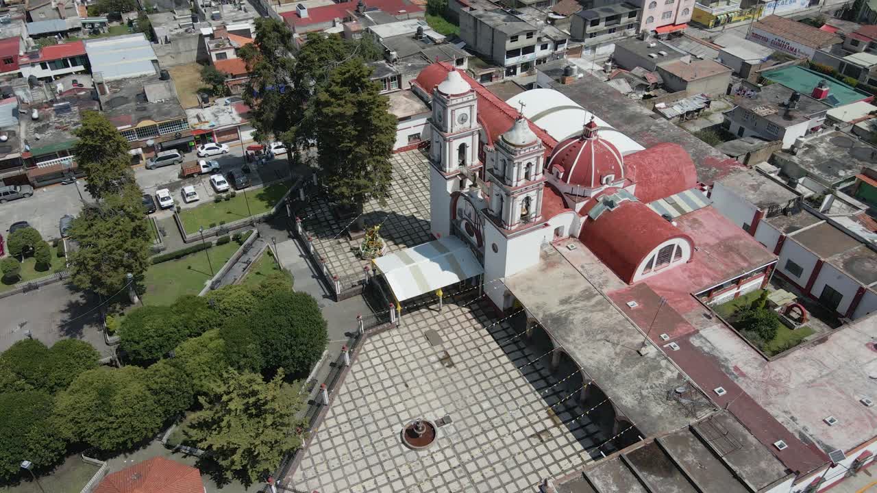 toma de órbita aérea del jardín principal de la iglesia en almoloya, jalisco méxico
