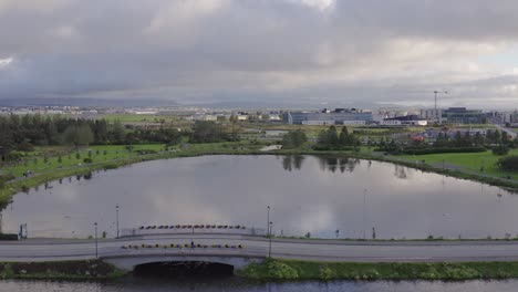 pintoresco puente en el lago tjörnin, parque en la capital reykjavik, islandia