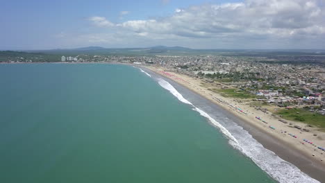 Disparo-De-Drones-Volando-Sobre-La-Playa-En-La-Ciudad-De-Playas-General-Villamil,-Ecuador-2