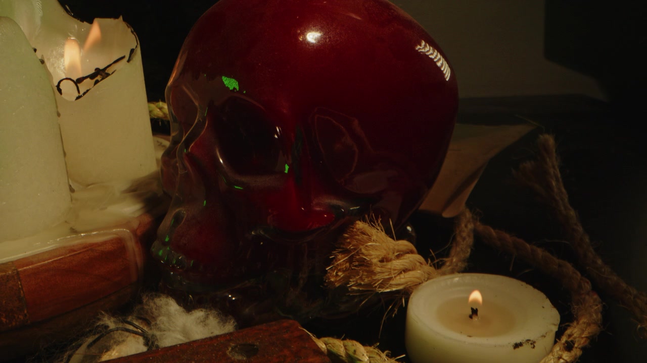 Okultní koncept: Skleněná lebka na ponurém oltáři se pomalu plní krví.