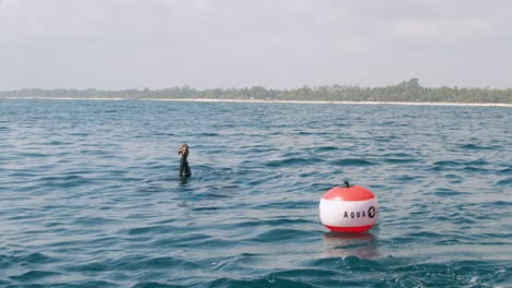 océano tropical con un buzo se sumerge en la costa de mombasa, kenia