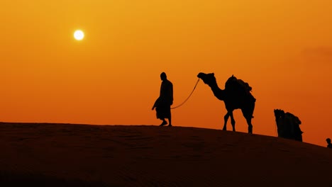 Kameltreiber,-Kameltreiber-Bei-Sonnenuntergang.-Thar-Wüste-Bei-Sonnenuntergang-Jaisalmer,-Rajasthan,-Indien.