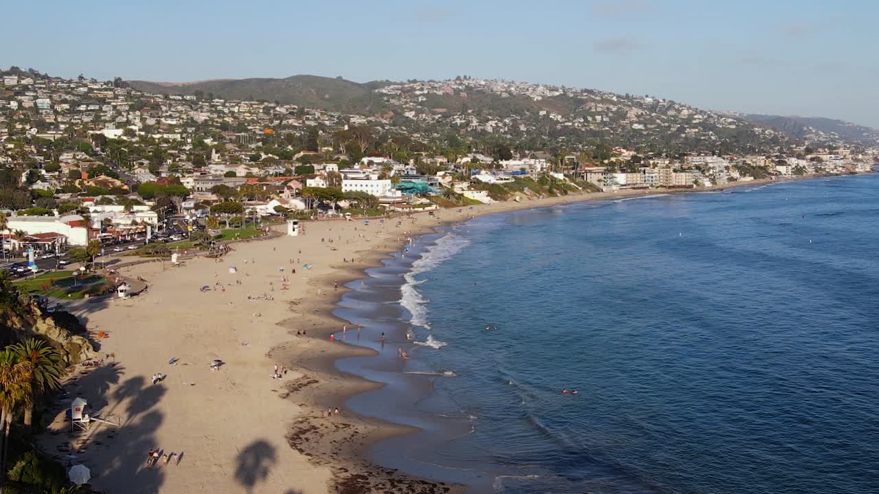 vista aérea con vistas a la playa laguna, en un día tranquilo y soleado en el condado de orange, california, ee.uu.