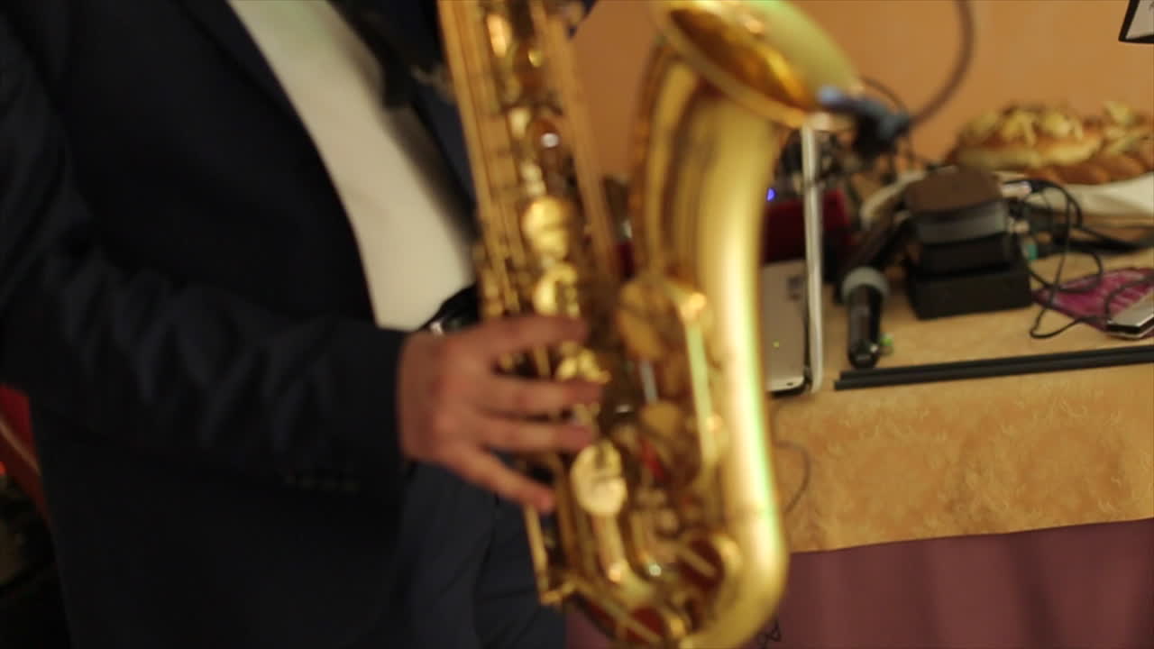 el saxofonista tocando