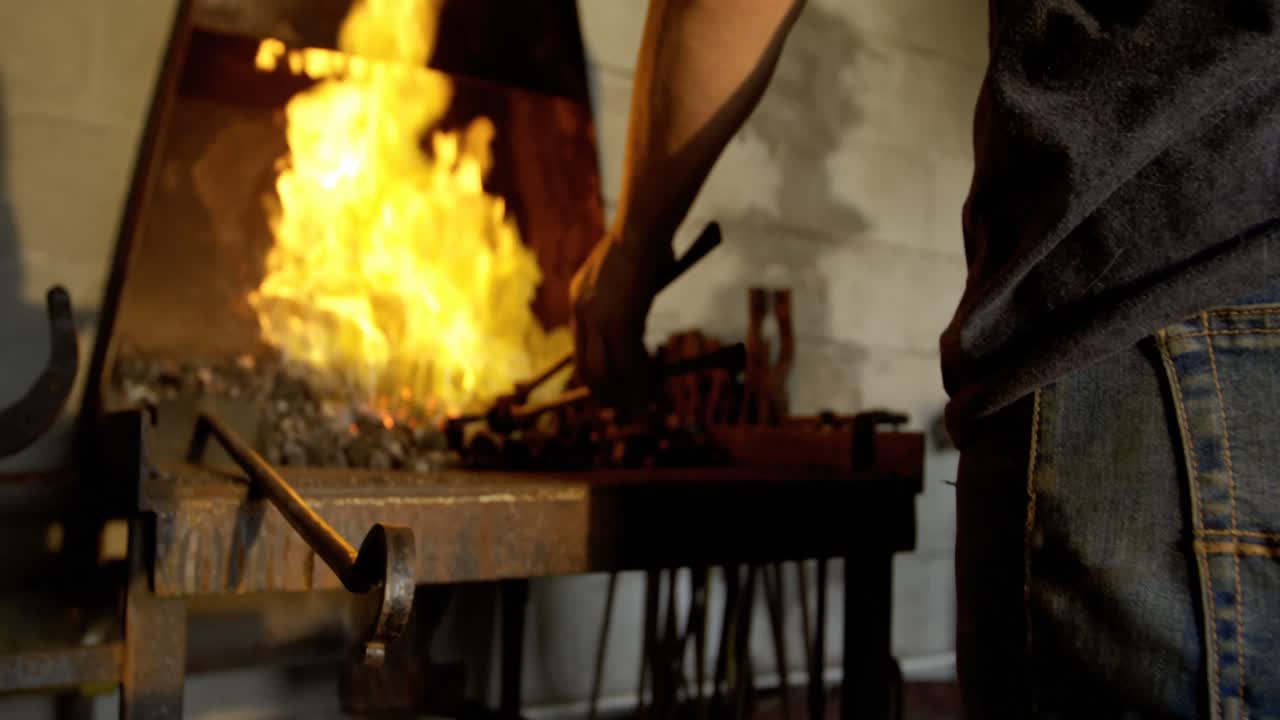 여성 금속공이 불 4k에서 말발 ⁇ 을 가열