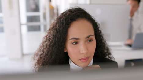 búsqueda, computadora y cara de mujer de negocios