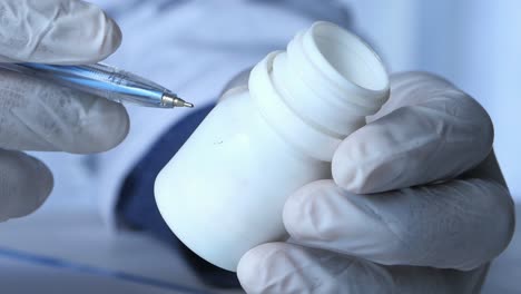 médico con un frasco de pastillas