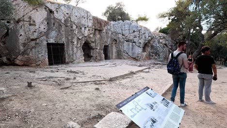 los visitantes exploran el sitio histórico en atenas, grecia