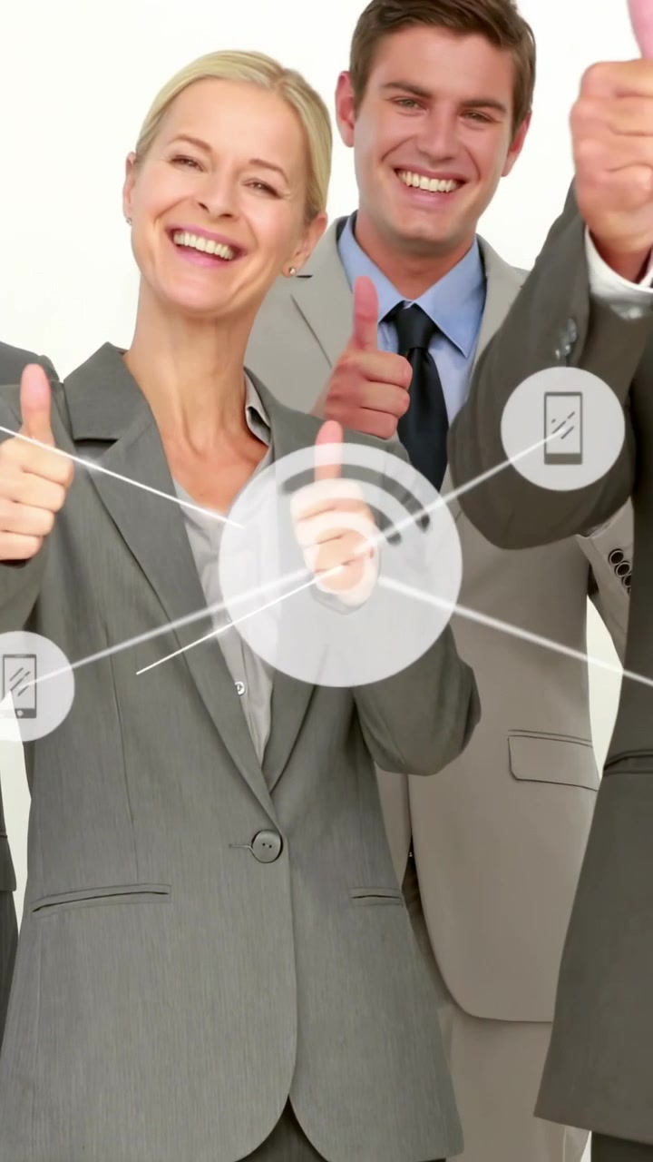 Mulher líder fazendo sinal de positivo, com um hub aparecendo e uma malha WiFi crescente conectando telefones, promovendo o trabalho em equipe tecnológico