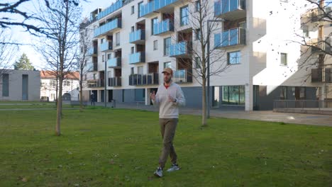 presenter talking to a camera while walking and getting closer while the camera is tracking him | autofocus test