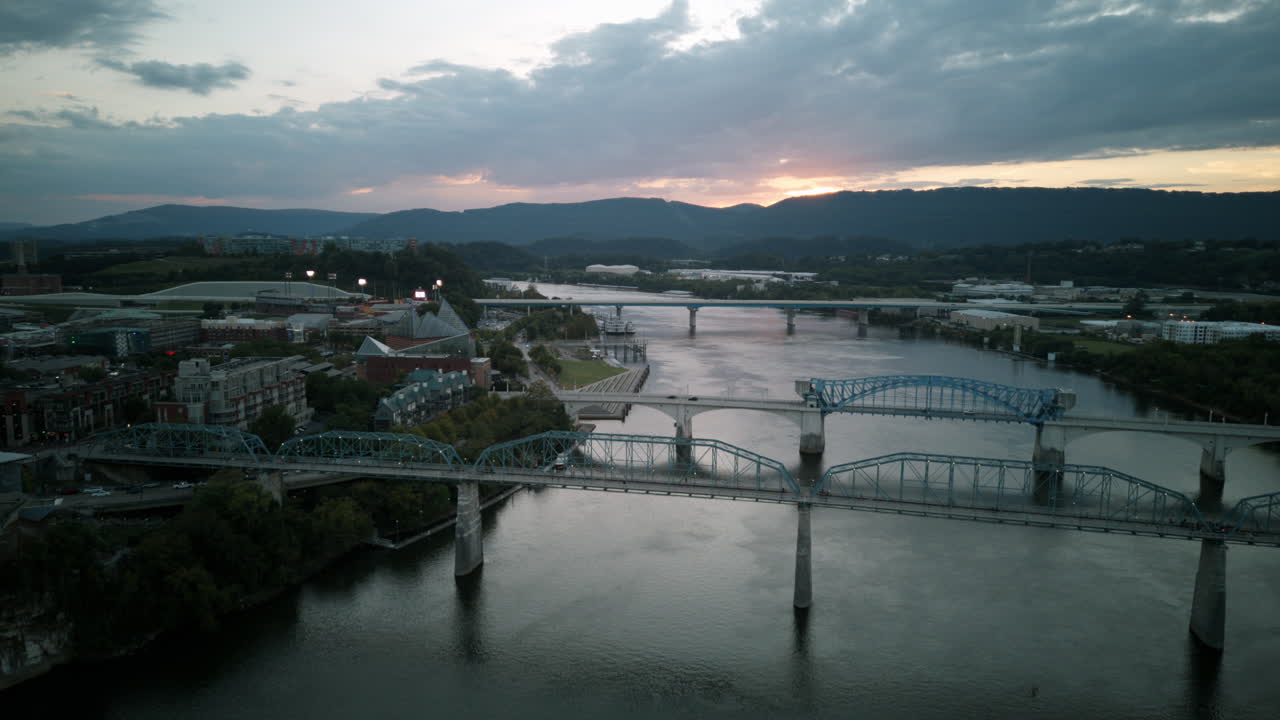 Hiperlapse aéreo al anochecer del centro de Chattanooga, el río Tennessee y tres de los puentes de Chattanooga