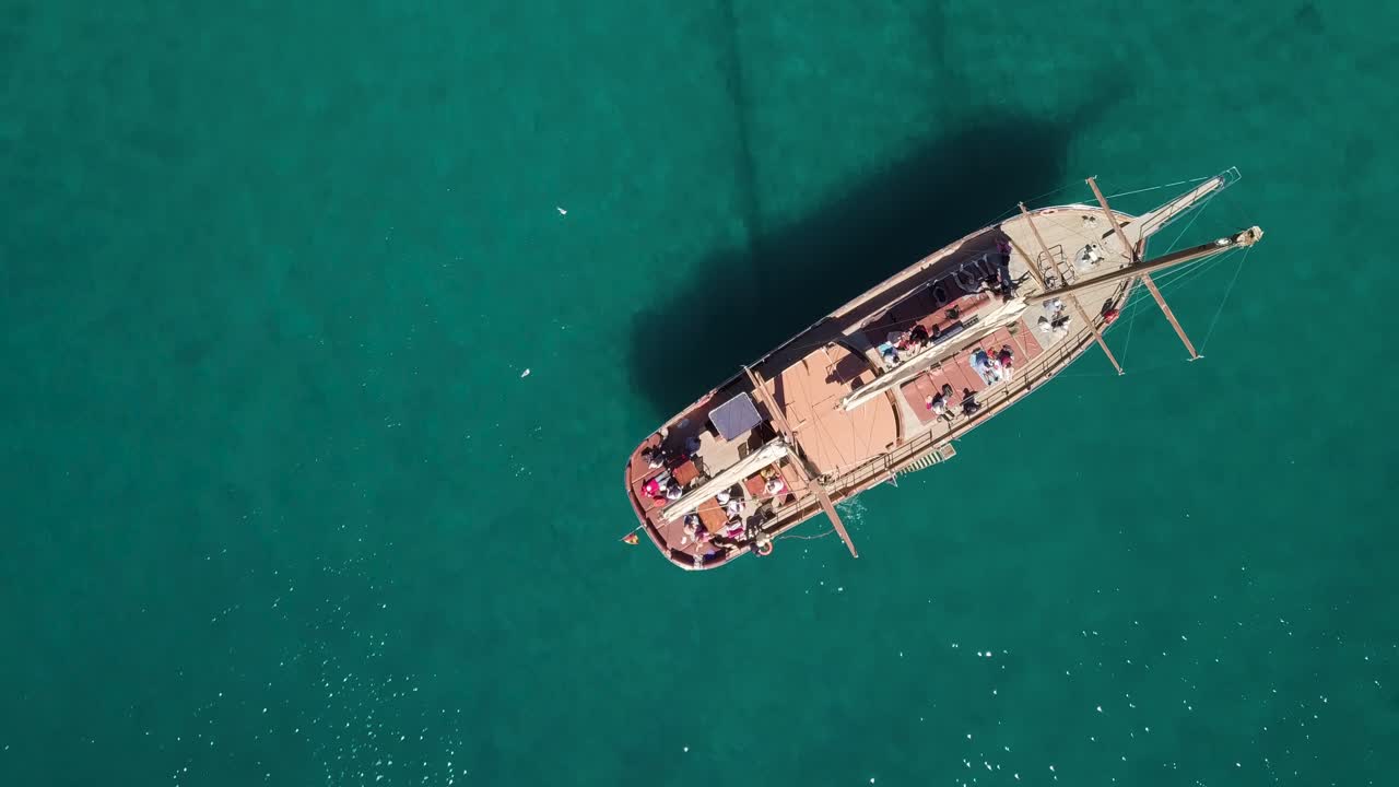 barco de velero de madera aislado escénico en aguas tranquilas del océano atlántico aéreo de arriba hacia abajo