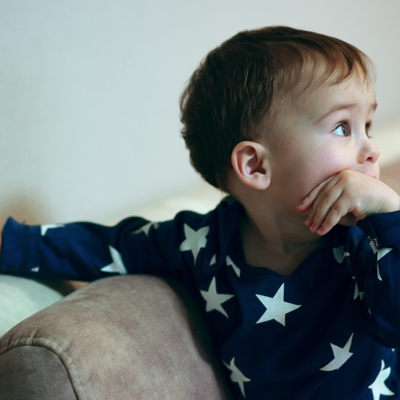 Bambino curioso e adorabile che gioca con la luce nella stanza. Un simpatico bambino con una maglietta blu accende e spegne l'illuminazione