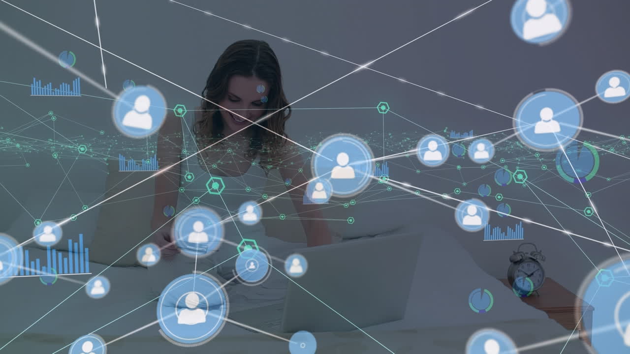 animación de la red de conexiones con iconos sobre mujer caucásica usando computadora portátil