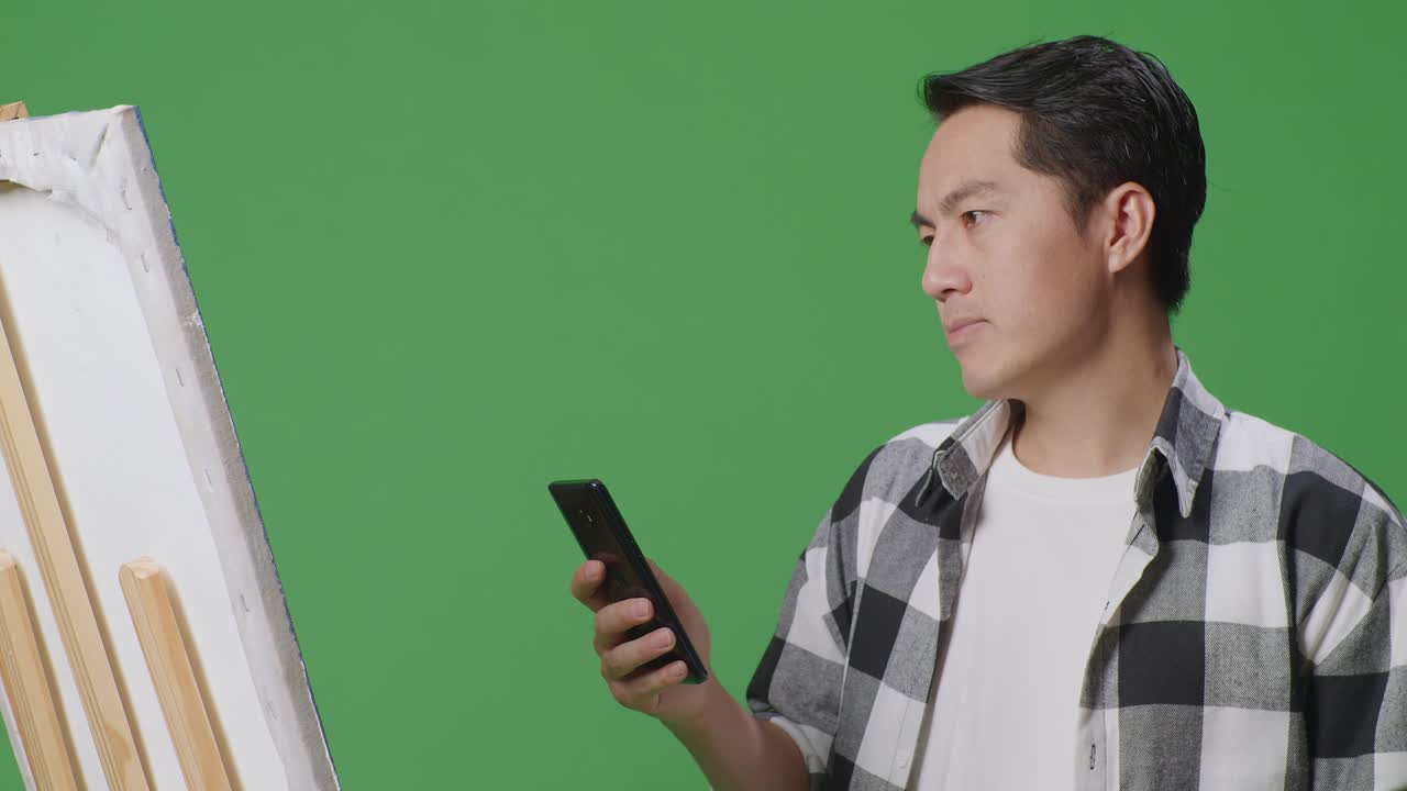 스 근처의 전화를 보는 남자