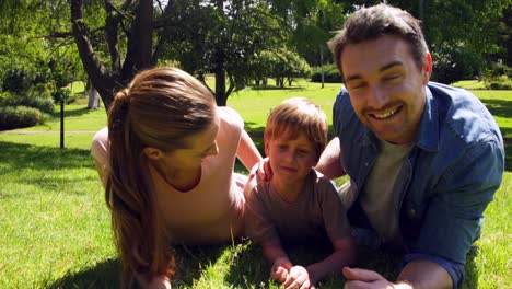 Kleiner-Junge-Und-Eltern-Lächeln-In-Die-Kamera-Im-Park