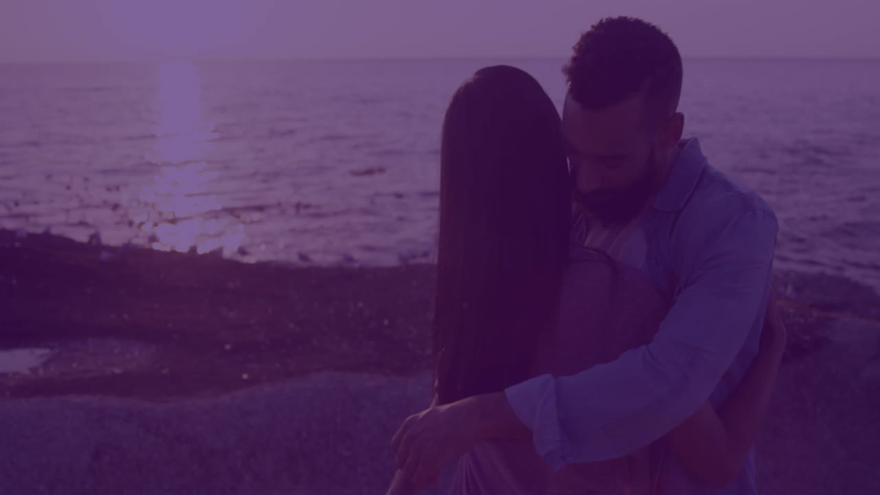 Animación de líneas moradas sobre una pareja diversa en la playa.