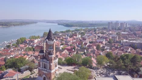 Toma-Aérea-Cinematográfica-De-4k-De-La-Torre-Gardos-En-La-Ciudad-Vieja-De-Zemun,-Día-De-Verano-De-Belgrado