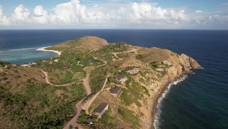 Toma-De-Drones-De-Virgin-Gorda,-La-Costa-De-Las-Islas-Vírgenes-Británicas,-Villas-En-La-Cima-De-Una-Colina-Y-El-Horizonte-Del-Mar-Caribe