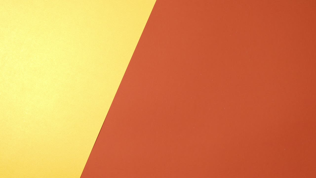 los huevos de pascua de la moda brillantes aparecen en un fondo naranja dorado. el patrón de movimiento de parada los huesos de pascua de la época brillante aparecen en un contexto naranja dorado.