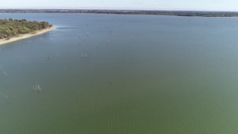 Luftvideo-Des-Lake-Lavon-Auf-Der-Nordwestseite,-Der-über-Bäume-Im-Wasser-Fliegt