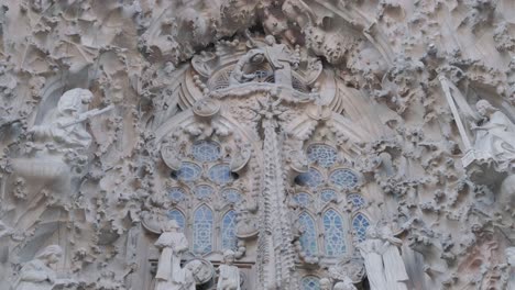 la fachada principal de la sagrada familia se inclina hacia abajo detallado 4k