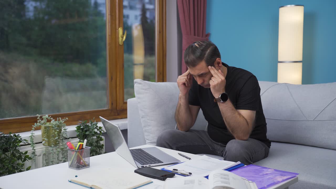 uomo di ufficio a casa stressato e riflessivo.