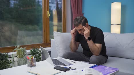 trabajador de oficina en casa, hombre estresado y reflexivo.