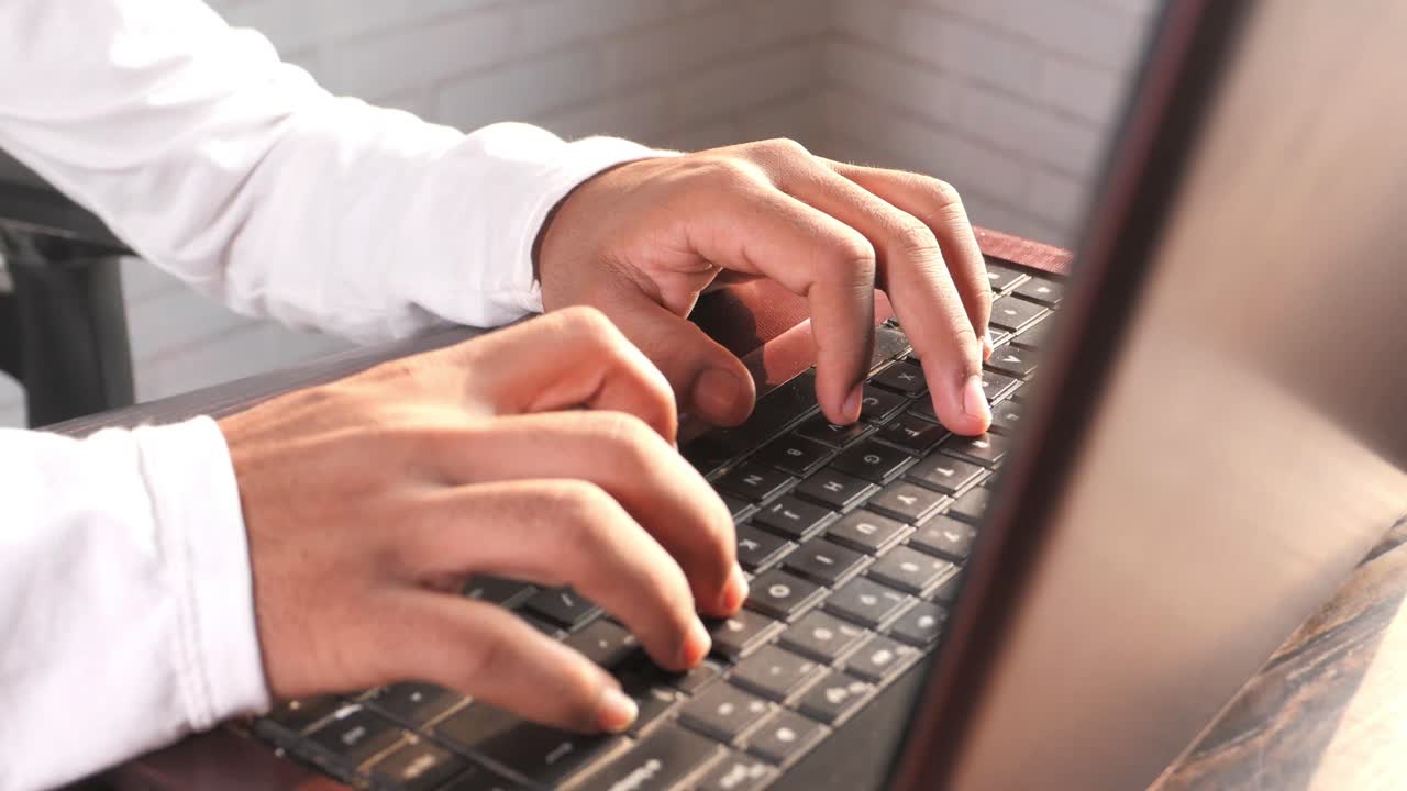 노트북에 입력하는 사람