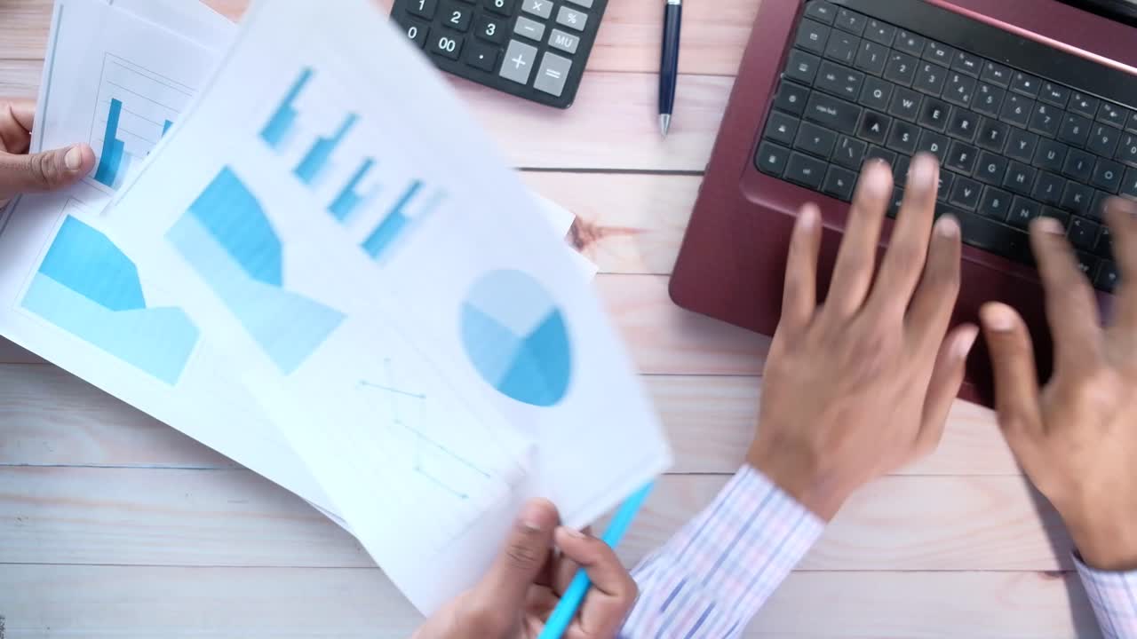 reunión de negocios con análisis de datos