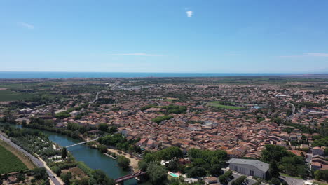 Luftflug-Um-Die-Stadt-Serignan-Im-Süden-Frankreichs,-Den-Fluss-Occitanie