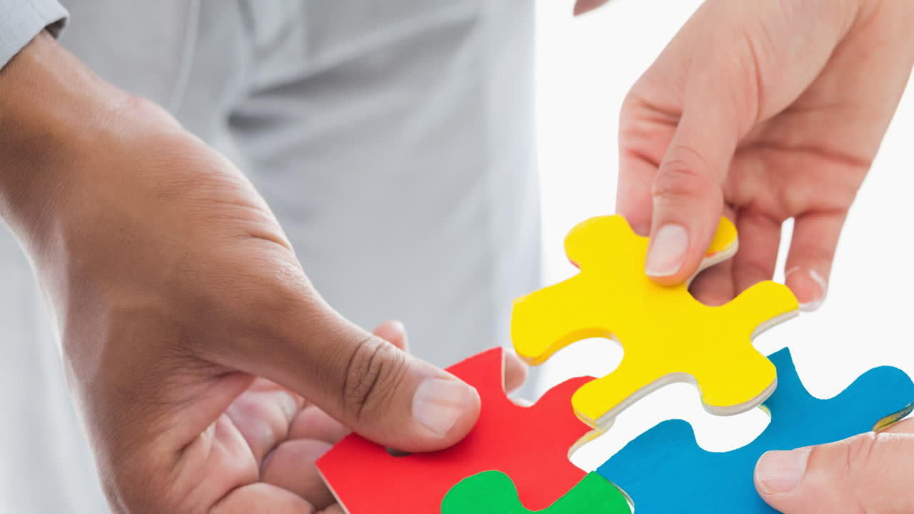 animación de un hombre biracial y una mujer caucásica jugando a un rompecabezas