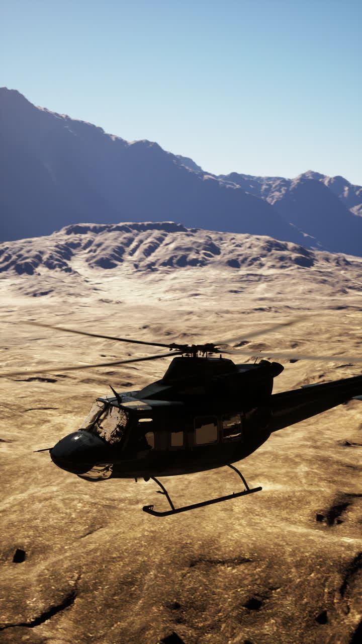 helicóptero volando sobre un desierto