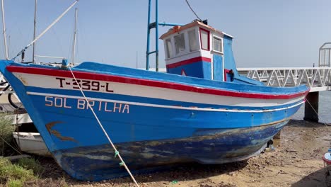 barco de pesca tradicional reparado y pintado para volver a su trabajo de pesca en las salvajes aguas del atlántico frente a portugal