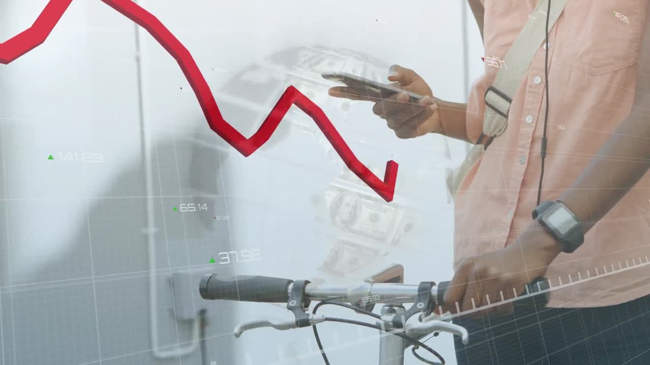 animación del procesamiento de datos financieros y la línea roja sobre la mujer usando teléfono inteligente