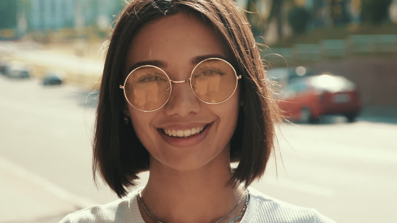 mujer sonriente con gafas de sol