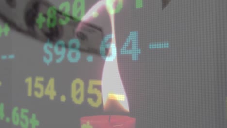 procesamiento de datos del mercado de valores contra dólares estadounidenses cayendo sobre una vela encendida