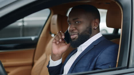 Primer-Hombre-De-Negocios-Hablando-Por-Teléfono-En-Un-Auto-Nuevo.-Hombre-Africano-Sentado-En-Un-Coche-De-Lujo