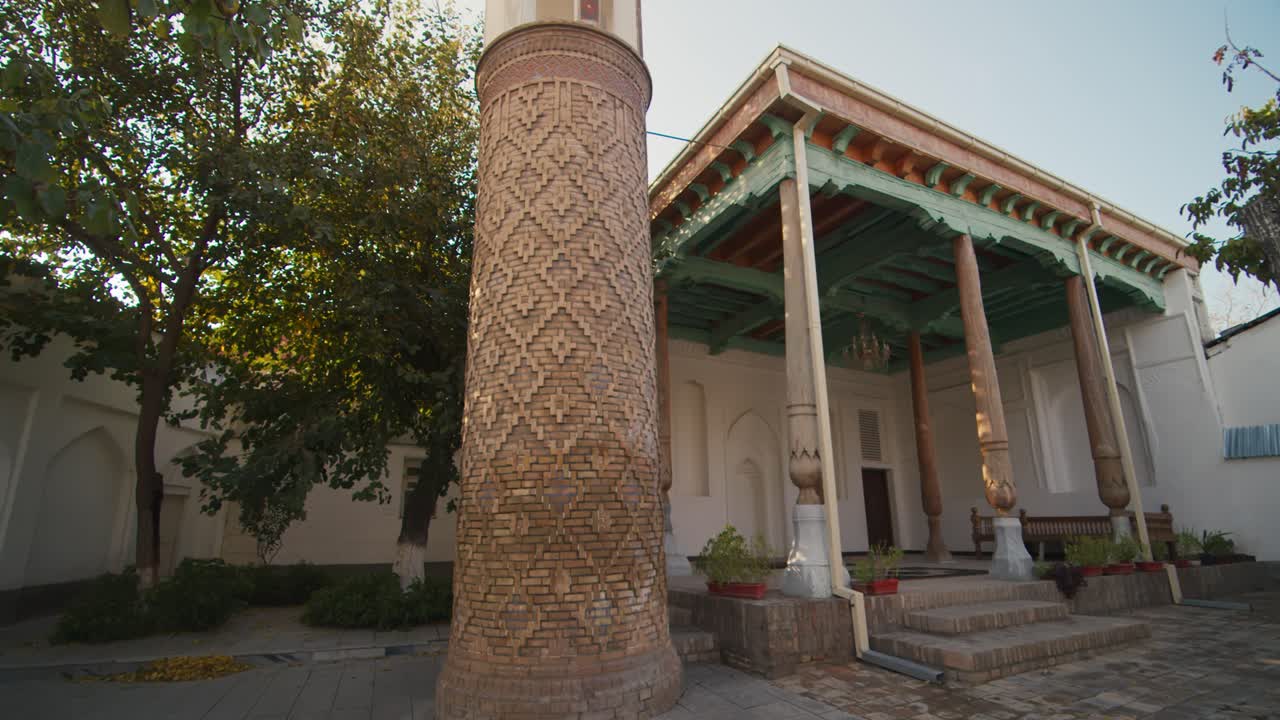 mezquita acogedora de samarcanda en el casco antiguo con torre de minarete uzbekistán 8 de 10
