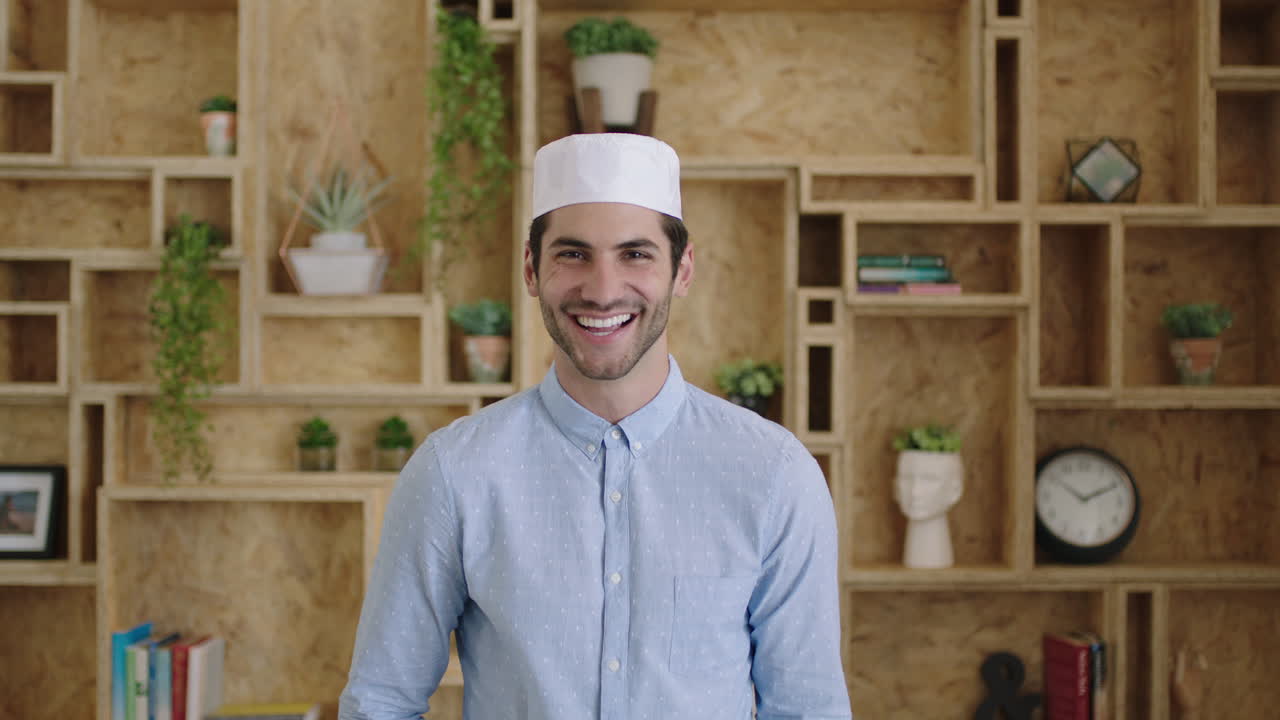 매력적 인 젊은 무슬림 사업가 의 초상화 웃고 즐겁고 자신감 있는 사업가