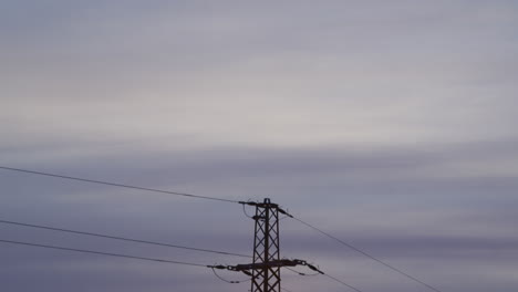 Plano-Medio-De-Una-Torre-De-Electricidad-Al-Amanecer