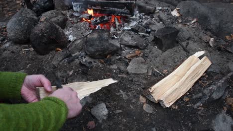 Weiße-Männliche-Chips-Aus-Holzscheit-Mit-Finnischem-Puukko-Messer