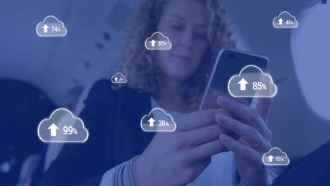 animación de nubes con porcentajes y flecha sobre mujer de negocios caucásica usando teléfono inteligente