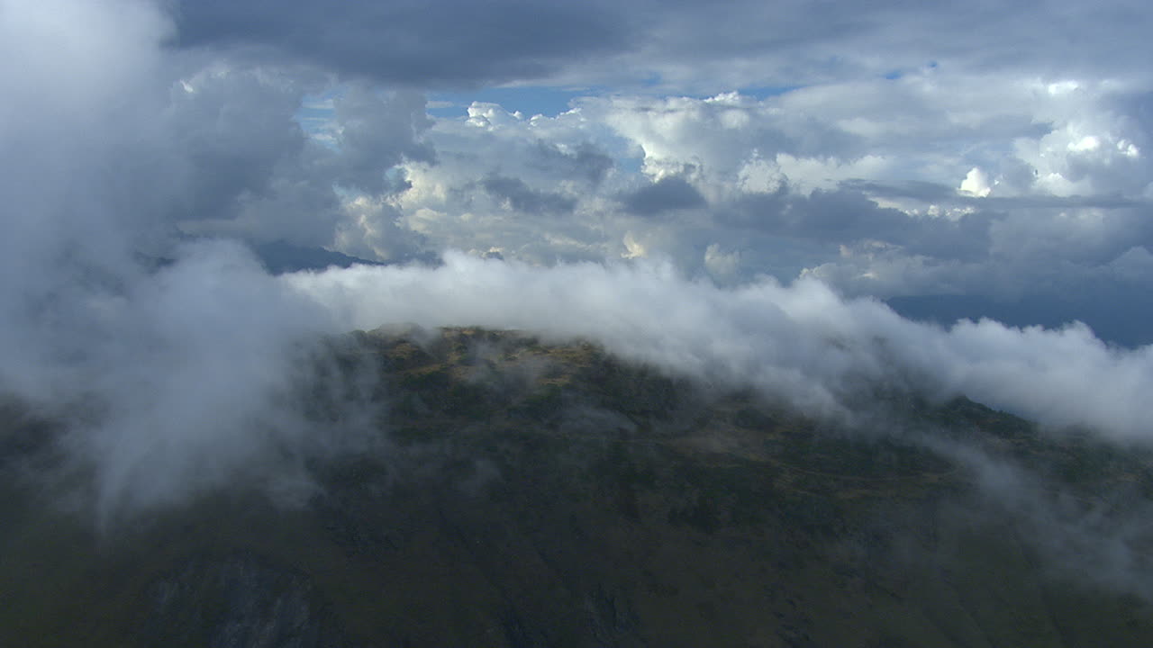 vuelo místico nublado sobre los alpes franceses en el parque natural de vanoise