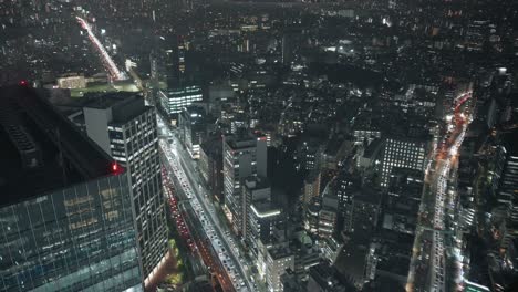 Nachtverkehr-Auf-Der-Straße-In-Shibuya,-Tokio,-Japan---Hoher-Winkel,-Hyperlapse